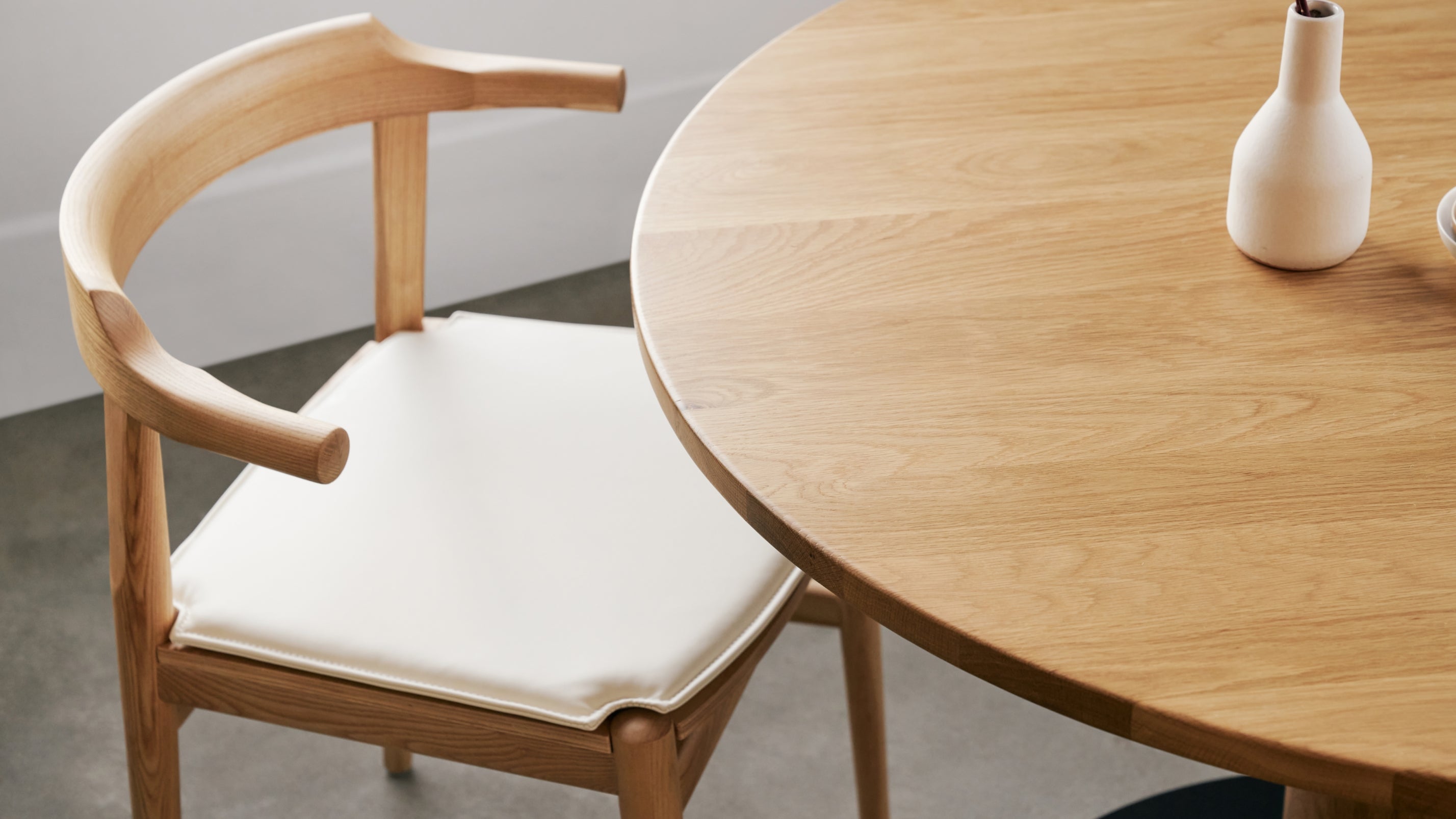 Cushion table online chairs