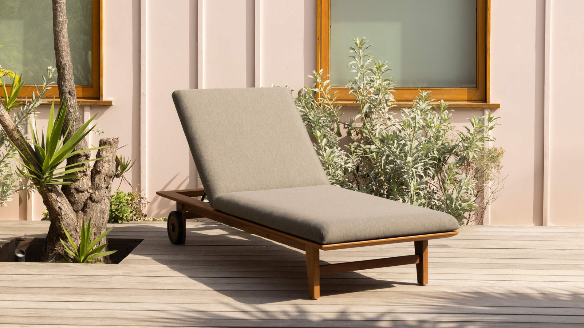 Laidback Outdoor Lounger, Teak Pepper_image