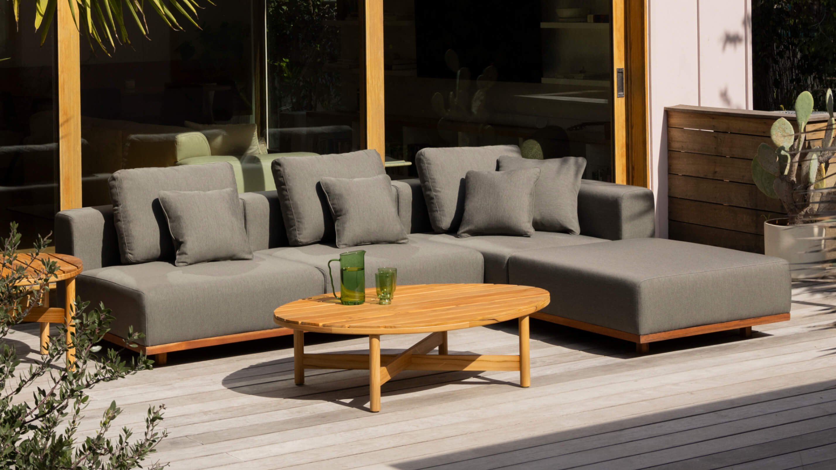 Sunny Days Outdoor Sectional Right Facing Pepper